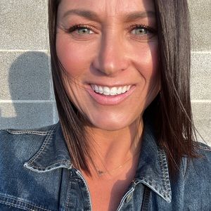 Meet your Posher - Hi, I’m Veronica! I love football, karaoke, chillin’ & food!